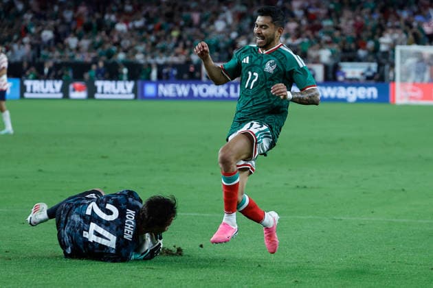 GLENDALE, AZ - OCTOBER 03: Mexico midfielder Orbelin Pineda (17) chases the ball as United States of America goalkeeper Diego Kochen (24) makes the save during the International Friendly, Länderspiel, Nationalmannschaft soccer match between Mexico and the United States of America on October 3, 2026 at State Farm Stadium in Glendale, Arizona. (Photo by Kevin Abele Icon Sportswire) SOCCER: OCT 03 USA vs Mexico EDITORIAL USE ONLY Icon261003007