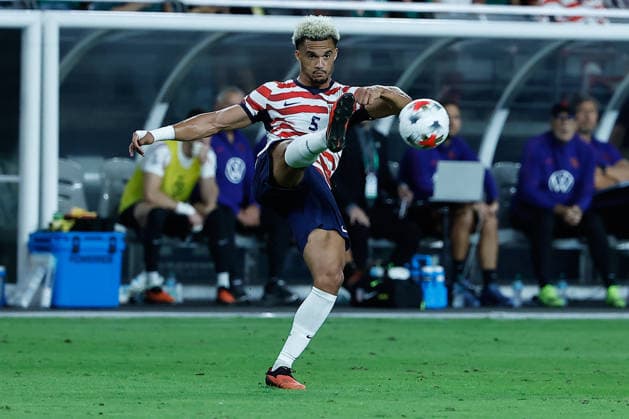GLENDALE, AZ - OCTOBER 03: United States of America defender Antonee Robinson (5) controls the ball during the International Friendly, Länderspiel, Nationalmannschaft soccer match between Mexico and the United States of America on October 3, 2026 at State Farm Stadium in Glendale, Arizona. (Photo by Kevin Abele Icon Sportswire) SOCCER: OCT 03 USA vs Mexico EDITORIAL USE ONLY Icon261003014