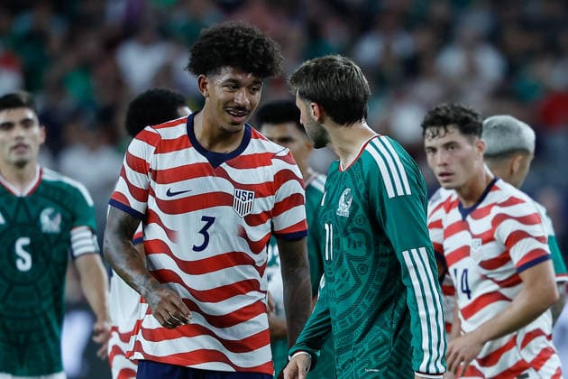 GLENDALE, AZ - OCTOBER 03: United States of America defender Chris Richards (3) talks with Mexico forward Santiago GimÃ nez (11) after a play during the International Friendly, Länderspiel, Nationalmannschaft soccer match between Mexico and the United States of America on October 3, 2026 at State Farm Stadium in Glendale, Arizona. (Photo by Kevin Abele Icon Sportswire) SOCCER: OCT 03 USA vs Mexico EDITORIAL USE ONLY Icon261003017
