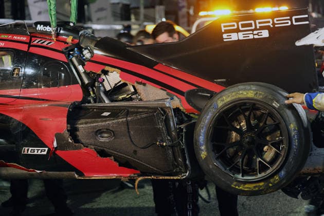 Der nach an einem Unfall schwer beschädigte Porsche 963 7 Felipe Nasr , Laurin Heinrich , Julien Andlauer wird in das Porsche Penske Zelt geschoben, IMSA Rennserie, 29. Motul Petit le Mans Rennen, Road Atlanta, Georgia, USA, 03.10.2026, Ausfall,
