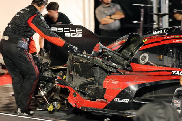 Mechaniker ziehen den nach einem Unfall schwer beschädigten Porsche 963 7 Felipe Nasr , Laurin Heinrich , Julien Andlauer in das Porsche Penske Zelt, IMSA Rennserie, 29. Motul Petit le Mans Rennen, Road Atlanta, Georgia, USA, 03.10.2026, Ausfall, Heckpartie