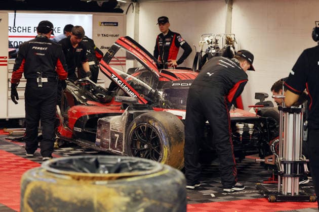 Mechaniker arbeiten an dem nach einem Unfall schwer beschädigten Porsche 963 7 Felipe Nasr , Laurin Heinrich , Julien Andlauer, Porsche Penske Zelt, IMSA Rennserie, 29. Motul Petit le Mans Rennen, Road Atlanta, Georgia, USA, 03.10.2026, Ausfall,
