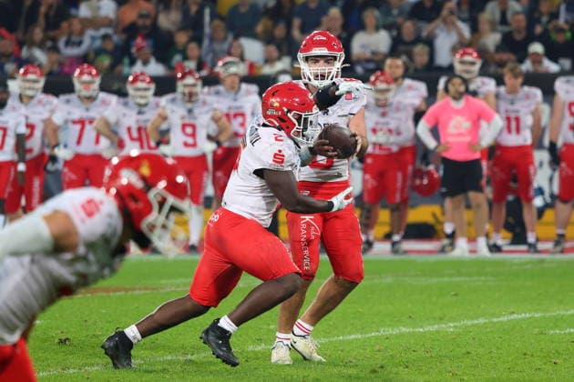 Bay Harvey (Potsdam Royals, 8) gives the ball to Chrisman Kyei (Potsdam Royals, 2), Dresden Monarchs vs Potsdam Royals, American Football, GFL, German Football League, Season 2026, GFL-Bowl, 03.10.2026, GFLBowl2026 Photo: PFA Klaus Sack Dresden Rudolf-Harbig-Stadion Deutschland Copyright: xPFA KlausxSackx