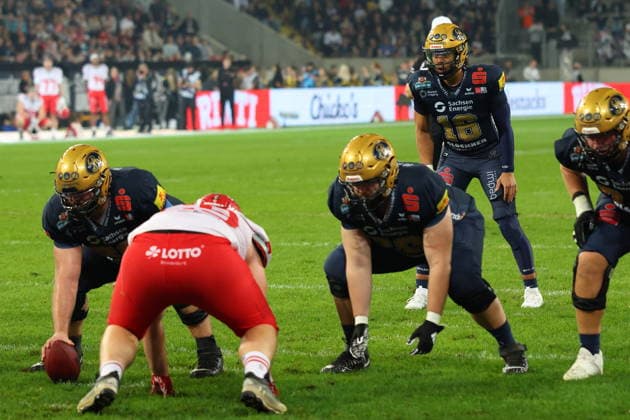 Casey Thompson (Dresden Monarchs, 16) waits for the snap of the ball, Dresden Monarchs vs Potsdam Royals, American Football, GFL, German Football League, Season 2026, GFL-Bowl, 03.10.2026, GFLBowl2026 Photo: PFA Klaus Sack Dresden Rudolf-Harbig-Stadion Deutschland Copyright: xPFA KlausxSackx