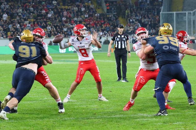 Bay Harvey (Potsdam Royals, 8) passes the ball, Dresden Monarchs vs Potsdam Royals, American Football, GFL, German Football League, Season 2026, GFL-Bowl, 03.10.2026, GFLBowl2026 Photo: PFA Klaus Sack Dresden Rudolf-Harbig-Stadion Deutschland Copyright: xPFA KlausxSackx