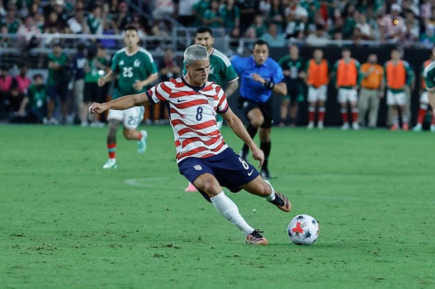 GLENDALE, AZ - OCTOBER 03: United States of America forward Cavan Sullivan (8) shoots the ball for his first international goal during the International Friendly, Länderspiel, Nationalmannschaft soccer match between Mexico and the United States of America on October 3, 2026 at State Farm Stadium in Glendale, Arizona. (Photo by Kevin Abele Icon Sportswire) SOCCER: OCT 03 USA vs Mexico EDITORIAL USE ONLY Icon261003027