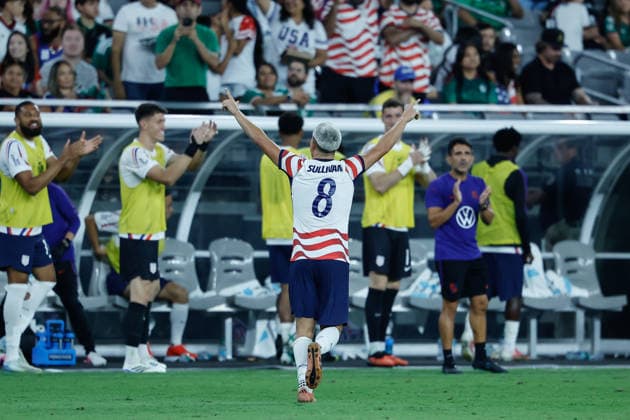 GLENDALE, AZ - OCTOBER 03: United States of America forward Cavan Sullivan (8) celibrates after his first international goal during the International Friendly, Länderspiel, Nationalmannschaft soccer match between Mexico and the United States of America on October 3, 2026 at State Farm Stadium in Glendale, Arizona. (Photo by Kevin Abele Icon Sportswire) SOCCER: OCT 03 USA vs Mexico EDITORIAL USE ONLY Icon261003031