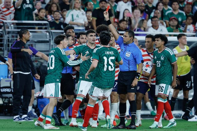 GLENDALE, AZ - OCTOBER 03: Mexico defender Mateo Chavez (20) reacts after a red card during the International Friendly, Länderspiel, Nationalmannschaft soccer match between Mexico and the United States of America on October 3, 2026 at State Farm Stadium in Glendale, Arizona. (Photo by Kevin Abele Icon Sportswire) SOCCER: OCT 03 USA vs Mexico EDITORIAL USE ONLY Icon261003033
