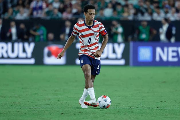 GLENDALE, AZ - OCTOBER 03: United States of America midfielder Tyler Adams (4) passes the ball during the International Friendly, Länderspiel, Nationalmannschaft soccer match between Mexico and the United States of America on October 3, 2026 at State Farm Stadium in Glendale, Arizona. (Photo by Kevin Abele Icon Sportswire) SOCCER: OCT 03 USA vs Mexico EDITORIAL USE ONLY Icon261003035