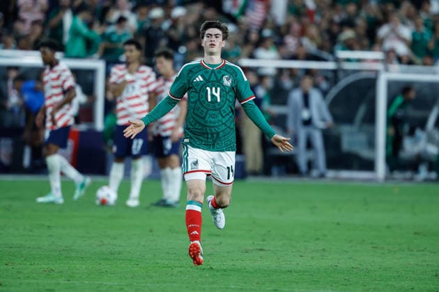 GLENDALE, AZ - OCTOBER 03: Mexico forward Armando Gonzalez (14) runs onto the field during the International Friendly, Länderspiel, Nationalmannschaft soccer match between Mexico and the United States of America on October 3, 2026 at State Farm Stadium in Glendale, Arizona. (Photo by Kevin Abele Icon Sportswire) SOCCER: OCT 03 USA vs Mexico EDITORIAL USE ONLY Icon261003036