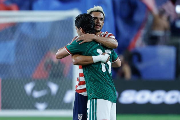 GLENDALE, AZ - OCTOBER 03: United States of America defender Antonee Robinson (5) and Mexico defender Israel Reyes (15) hug after the International Friendly, Länderspiel, Nationalmannschaft soccer match between Mexico and the United States of America on October 3, 2026 at State Farm Stadium in Glendale, Arizona. (Photo by Kevin Abele Icon Sportswire) SOCCER: OCT 03 USA vs Mexico EDITORIAL USE ONLY Icon261003045