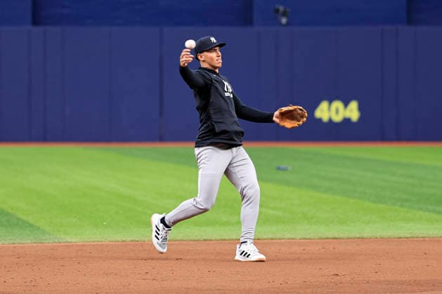 October 3, 2026, St. Petersburg, Florida, USA: New York Yankees shortstop George Lombard Jr. (96) throws to first base during pregame warmups prior to game one of the ALDS for the 2026 MLB, Baseball Herren, USA Playoffs against the Tampa Bay Rays on October 3, 2026 at Tropicana Field. The Rays beat the Yankees 1-0. St. Petersburg USA - ZUMAh180 20261003_zsp_h180_013 Copyright: xKimxHukarix