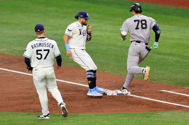 October 3, 2026, St. Petersburg, Florida, USA: Tampa Bay Rays first baseman Jonathan Aranda (8) gets the unassisted out on New York Yankees right fielder Spencer Jones (78) during the second inning of game one of the ALDS for the 2026 MLB, Baseball Herren, USA Playoffs on October 3, 2026 at Tropicana Field. The Rays beat the Yankees 1-0. St. Petersburg USA - ZUMAh180 20261003_zsp_h180_054 Copyright: xKimxHukarix