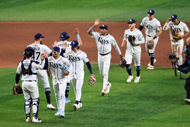 October 3, 2026, St. Petersburg, Florida, USA: Handshakes for the winners as the Tampa Bay Rays celebrate the win after game one of the ALDS for the 2026 MLB, Baseball Herren, USA Playoffs against the New York Yankees on October 3, 2026 at Tropicana Field. The Rays beat the Yankees 1-0. St. Petersburg USA - ZUMAh180 20261003_zsp_h180_092 Copyright: xKimxHukarix