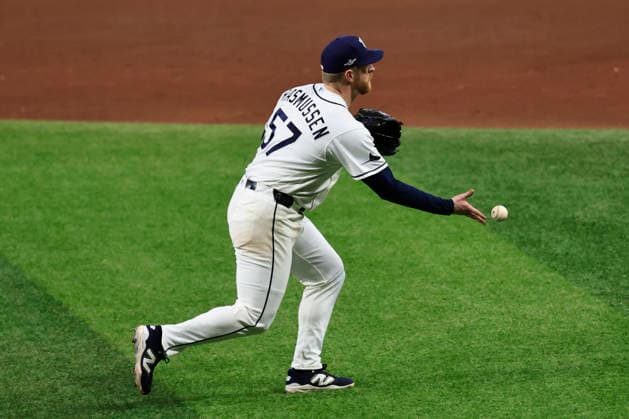 October 3, 2026, St. Petersburg, Florida, USA: Tampa Bay Rays starting pitcher Drew Rasmussen (57) fields a bunt off the bat of New York Yankees third baseman Ryan McMahon (19) and throws him out at first base in the sixth inning of game one of the ALDS for the 2026 MLB, Baseball Herren, USA Playoffs on October 3, 2026 at Tropicana Field. The Rays beat the Yankees 1-0. St. Petersburg USA - ZUMAh180 20261003_zsp_h180_087 Copyright: xKimxHukarix