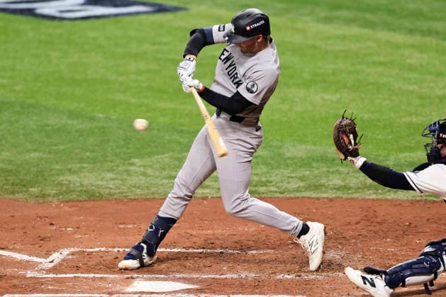October 3, 2026, St. Petersburg, Florida, USA: New York Yankees third baseman Ryan McMahon (19) grounds out to Tampa Bay Rays shortstop Taylor Walls (6) during the third inning of game one of the ALDS for the 2026 MLB, Baseball Herren, USA Playoffs on October 3, 2026 at Tropicana Field. The Rays beat the Yankees 1-0. St. Petersburg USA - ZUMAh180 20261003_zsp_h180_073 Copyright: xKimxHukarix