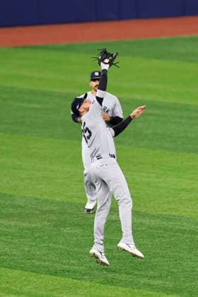 October 3, 2026, St. Petersburg, Florida, USA: New York Yankees left fielder Cody Bellinger (35) catches a fly ball off the bat of Tampa Bay Rays catcher Liam Hicks (34) during the first inning of game one of the ALDS for the 2026 MLB, Baseball Herren, USA Playoffs on October 3, 2026 at Tropicana Field. The Rays beat the Yankees 1-0. St. Petersburg USA - ZUMAh180 20261003_zsp_h180_071 Copyright: xKimxHukarix