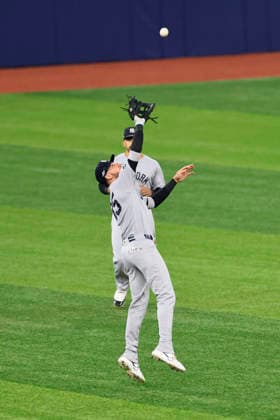 October 3, 2026, St. Petersburg, Florida, USA: New York Yankees left fielder Cody Bellinger (35) catches a fly ball off the bat of Tampa Bay Rays catcher Liam Hicks (34) during the first inning of game one of the ALDS for the 2026 MLB, Baseball Herren, USA Playoffs on October 3, 2026 at Tropicana Field. The Rays beat the Yankees 1-0. St. Petersburg USA - ZUMAh180 20261003_zsp_h180_030 Copyright: xKimxHukarix