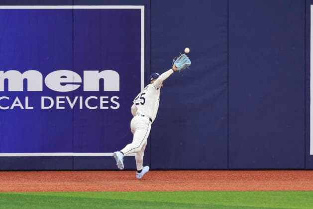 October 3, 2026, St. Petersburg, Florida, USA: Tampa Bay Rays right fielder Victor Mesa Jr. (25) catches a line drive off the bat of New York Yankees shortstop George Lombard Jr. (96) during the second inning of game one of the ALDS for the 2026 MLB, Baseball Herren, USA Playoffs on October 3, 2026 at Tropicana Field. The Rays beat the Yankees 1-0. St. Petersburg USA - ZUMAh180 20261003_zsp_h180_031 Copyright: xKimxHukarix