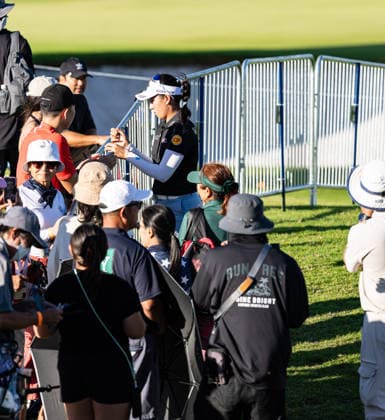 October 3, 2026, Honolulu, Hawaii, USA: JEENO THITIKUL signs autographs at the end of Round 3 at the 2026 Lotte Championship at Hoakalei Country Club, Ewa Beach, Hawaii, USA. Honolulu USA - ZUMAm310 20261003_zsp_m310_075 Copyright: xElliotxMilesx
