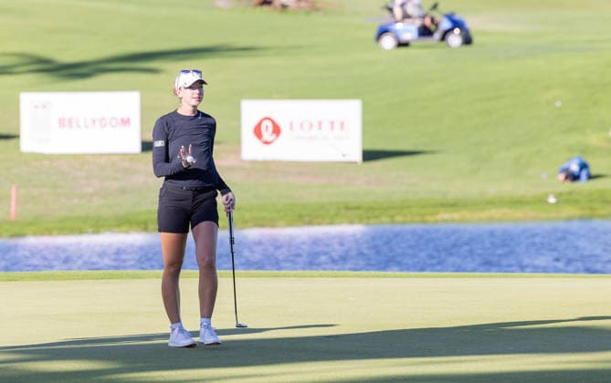 October 3, 2026, Honolulu, Hawaii, USA: POLLY MACK waves to the fans after finishing at the 18th green during Round 3 of the 2026 Lotte Championship at Hoakalei Country Club, Ewa Beach, Hawaii, USA. Honolulu USA - ZUMAm310 20261003_zsp_m310_070 Copyright: xElliotxMilesx