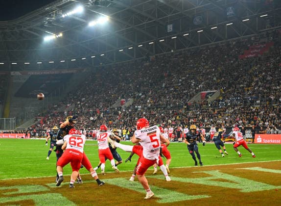 Stadion-Übersicht, Überblick, Totale, Übersicht, GFL-Bowl, Bowl, Endspiel um die deutsche Meisterschaft zwischen den Dresden Monarchs und den Potsdam Royals, Finale, American Football, German Football League, GFL, Dresden, Rudolf-Harbig-Stadion Dresden, 03.10.2026,