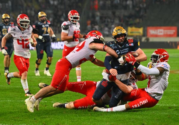 am Ball: Quarterback Rocky Lombardi (Dresden), links stoppt ihn Ryan Minniti (Potsdam), GFL-Bowl, Bowl, Endspiel um die deutsche Meisterschaft zwischen den Dresden Monarchs und den Potsdam Royals, Finale, American Football, German Football League, GFL, Dresden, Rudolf-Harbig-Stadion Dresden, 03.10.2026,