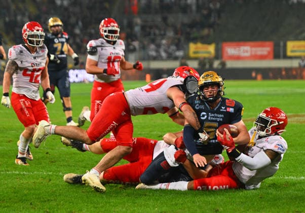am Ball: Quarterback Rocky Lombardi (Dresden), links stoppt ihn Ryan Minniti (Potsdam), GFL-Bowl, Bowl, Endspiel um die deutsche Meisterschaft zwischen den Dresden Monarchs und den Potsdam Royals, Finale, American Football, German Football League, GFL, Dresden, Rudolf-Harbig-Stadion Dresden, 03.10.2026,