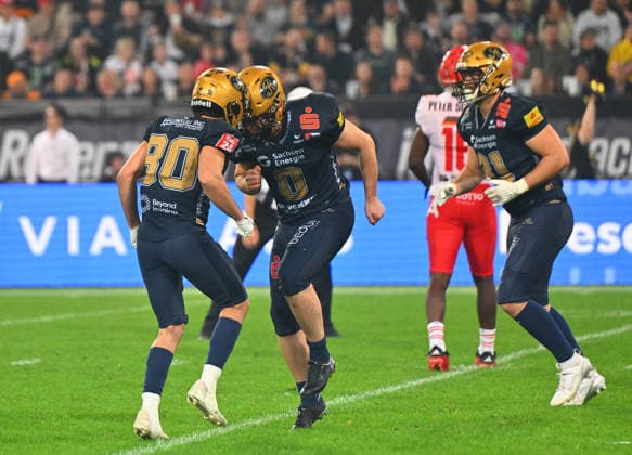 v.l.: Jordi Torrededia und Kicker Florian Finke (beide Dresden) jubeln, Jubel, GFL-Bowl, Bowl, Endspiel um die deutsche Meisterschaft zwischen den Dresden Monarchs und den Potsdam Royals, Finale, American Football, German Football League, GFL, Dresden, Rudolf-Harbig-Stadion Dresden, 03.10.2026,