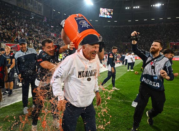 Dusche für Headcoach Greg Seamon (Dresden) beim Abpfiff des Spiels, die Dresden Monarchs sind Deutscher Meister 2026, GFL-Bowl, Bowl, Endspiel um die deutsche Meisterschaft zwischen den Dresden Monarchs und den Potsdam Royals, Finale, American Football, German Football League, GFL, Dresden, Rudolf-Harbig-Stadion Dresden, 03.10.2026,