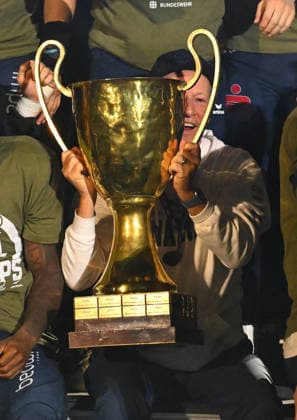 Headcoach Greg Seamon mit dem Meisterpokal, Pokal, die Dresden Monarchs sind Deutscher Meister 2026, Siegerehrung, GFL-Bowl, Bowl, Endspiel um die deutsche Meisterschaft zwischen den Dresden Monarchs und den Potsdam Royals, Finale, American Football, German Football League, GFL, Dresden, Rudolf-Harbig-Stadion Dresden, 03.10.2026,