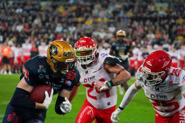 Ein Spieler der Dresden Monarchs kaempft sich durch die Potsdamer Defensive Dresden Monarchs vs. Potsdam Royals, American Football, German Football League, GFL Bowl, Saison 2026, 03.10.2026 Dresden Monarchs vs. Potsdam Royals, American Football, German Football League, GFL Bowl, Saison 2026, 03.10.2026 Dresden Copyright: xEibner-Pressefoto PiaxSchindlerx EP_PSR