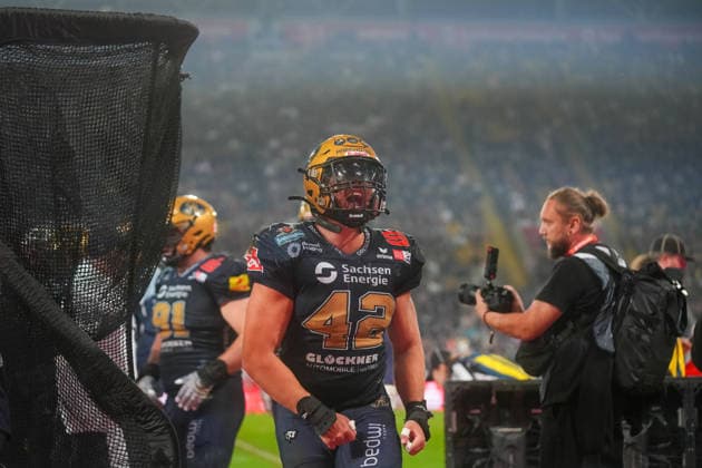 Elian Canet (Dresden Monarchs, 42) jubelt zu den Dresdner Fans Dresden Monarchs vs. Potsdam Royals, American Football, German Football League, GFL Bowl, Saison 2026, 03.10.2026 Dresden Monarchs vs. Potsdam Royals, American Football, German Football League, GFL Bowl, Saison 2026, 03.10.2026 Dresden Copyright: xEibner-Pressefoto PiaxSchindlerx EP_PSR