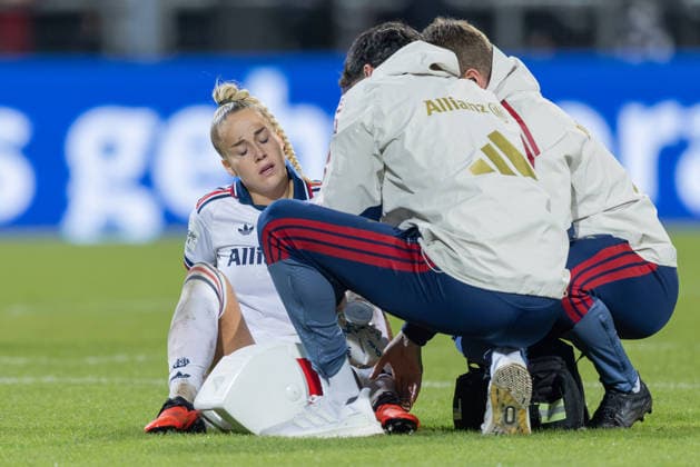 Eintracht Frankfurt - FC Bayern München, Google Pixel Frauen-Bundesliga Verletzung bei Giulia Gwinn (FC Bayern München, 7). Spiel des Google Pixel Frauen-Bundesliga zwischen Eintracht Frankfurt und dem FC Bayern München am 3. Oktober 2026 im Stadion am Brentanobad in Frankfurt am Main., Frankfurt am Main Hessen Deutschland Stadion am Brentanobad