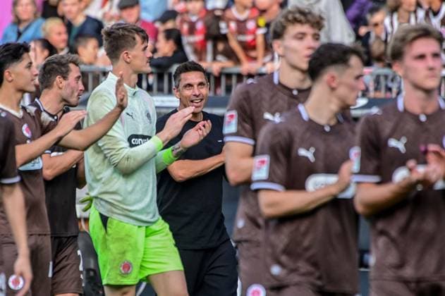 Schlussjubel Lars Ritzka Simon Spari Trainer Marcel Rapp ( Pauli ) Deutschland , Hamburg Millerntorstadion , Fussball , 1. und 2. . Bundesliga , FC St Pauli - Borussia Mönchengladbach