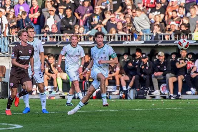 Ahlstrand Erik ( Pauli ) 16 Philipp Sander ( Gladbach ) Deutschland , Hamburg Millerntorstadion , Fussball , 1. und 2. . Bundesliga , FC St Pauli - Borussia Mönchengladbach