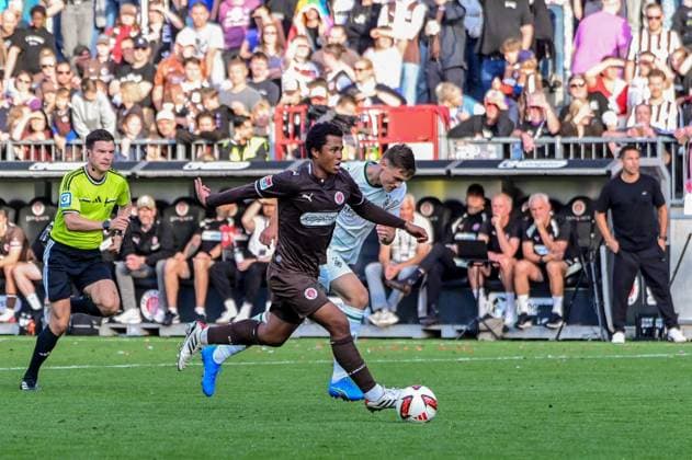 Joel Chima Fujita ( Pauli ) am Ball Deutschland , Hamburg Millerntorstadion , Fussball , 1. und 2. . Bundesliga , FC St Pauli - Borussia Mönchengladbach