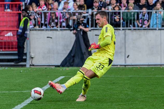 33 Daniel Batz ( Gladbach ) am Ball Deutschland , Hamburg Millerntorstadion , Fussball , 1. und 2. . Bundesliga , FC St Pauli - Borussia Mönchengladbach