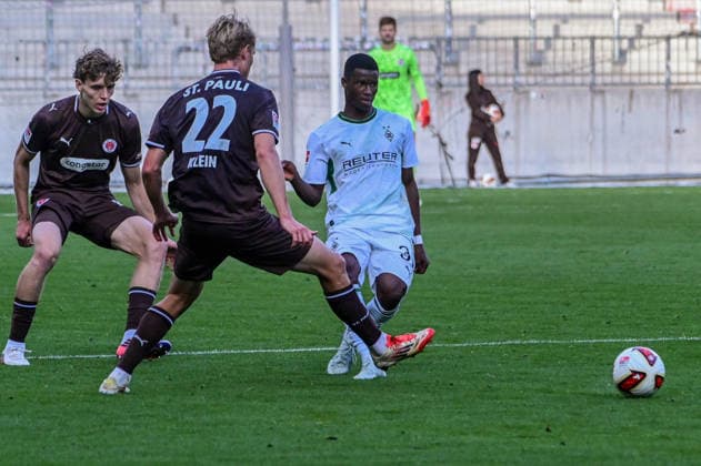 Westphal Jannik Sam Klein ( Pauli ) 39 Iaia Manco Danfa ( Gladbach ) Deutschland , Hamburg Millerntorstadion , Fussball , 1. und 2. . Bundesliga , FC St Pauli - Borussia Mönchengladbach