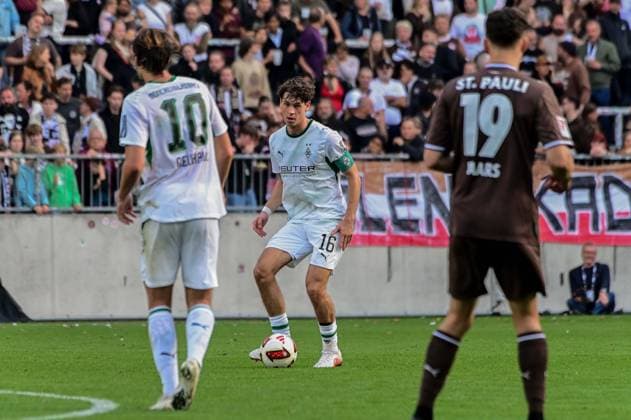 Kaars Martijn ( Pauli ) 16 Philipp Sander ( Gladbach ) am Ball Deutschland , Hamburg Millerntorstadion , Fussball , 1. und 2. . Bundesliga , FC St Pauli - Borussia Mönchengladbach