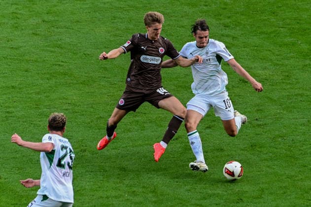 Ahlstrand Erik ( Pauli ) 10 Florian Neuhaus ( Gladbach ) Deutschland , Hamburg Millerntorstadion , Fussball , 1. und 2. . Bundesliga , FC St Pauli - Borussia Mönchengladbach