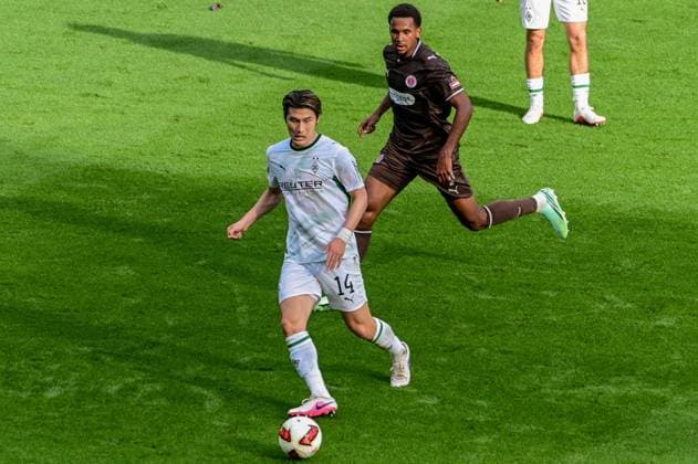 Youssoupha Niang ( Pauli ) 14 Daiki Hashioka ( Gladbach ) Deutschland , Hamburg Millerntorstadion , Fussball , 1. und 2. . Bundesliga , FC St Pauli - Borussia Mönchengladbach