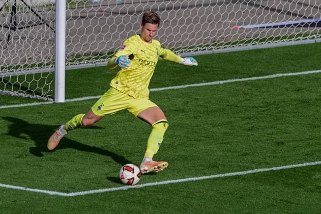 Moritz Nicolas ( Gladbach ) Abstoss Deutschland , Hamburg Millerntorstadion , Fussball , 1. und 2. . Bundesliga , FC St Pauli - Borussia Mönchengladbach