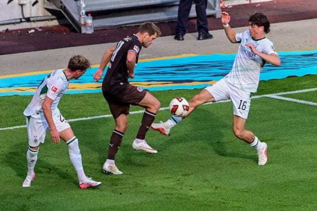Lars Ritzka ( Pauli ) 25 Robin Hack 16 Philipp Sander ( Gladbach ) Deutschland , Hamburg Millerntorstadion , Fussball , 1. und 2. . Bundesliga , FC St Pauli - Borussia Mönchengladbach