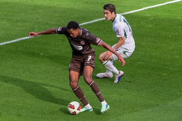 Youssoupha Niang ( Pauli ) 14 Daiki Hashioka ( Gladbach ) Deutschland , Hamburg Millerntorstadion , Fussball , 1. und 2. . Bundesliga , FC St Pauli - Borussia Mönchengladbach