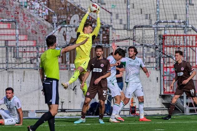 Moritz Nicolas ( Gladbach ) fängt den Ball Deutschland , Hamburg Millerntorstadion , Fussball , 1. und 2. . Bundesliga , FC St Pauli - Borussia Mönchengladbach