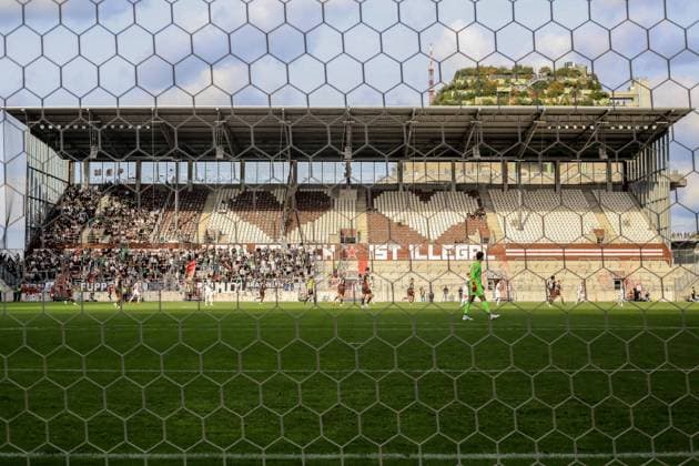 Nordtribüne Tornetz ist illegal Zuschauer Gästefans Totale Wolken Himmel Deutschland , Hamburg Millerntorstadion , Fussball , 1. und 2. . Bundesliga , FC St Pauli - Borussia Mönchengladbach