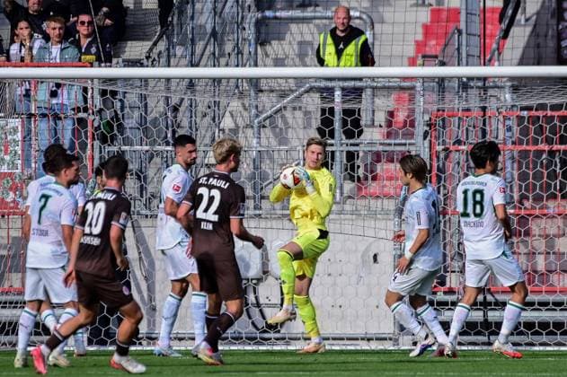 Moritz Nicolas ( Gladbach ) hat den Ball Deutschland , Hamburg Millerntorstadion , Fussball , 1. und 2. . Bundesliga , FC St Pauli - Borussia Mönchengladbach