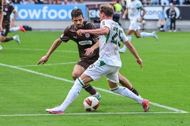 Adam Dzwigala ( Pauli ) 25 Robin Hack ( Gladbach ) Deutschland , Hamburg Millerntorstadion , Fussball , 1. und 2. . Bundesliga , FC St Pauli - Borussia Mönchengladbach