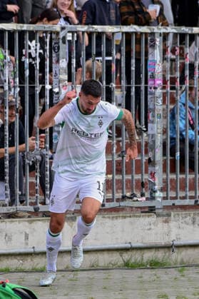 11 Tim Kleindienst ( Gladbach ) zeigt Daumen hoch Deutschland , Hamburg Millerntorstadion , Fussball , 1. und 2. . Bundesliga , FC St Pauli - Borussia Mönchengladbach